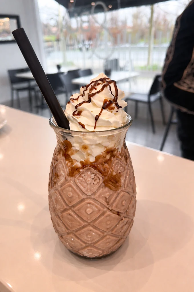 Batido de chocolate con nata montada — Black&White