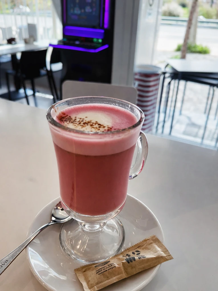 Pink latte de remolacha con espuma — cafetería Vitoria-Gasteiz