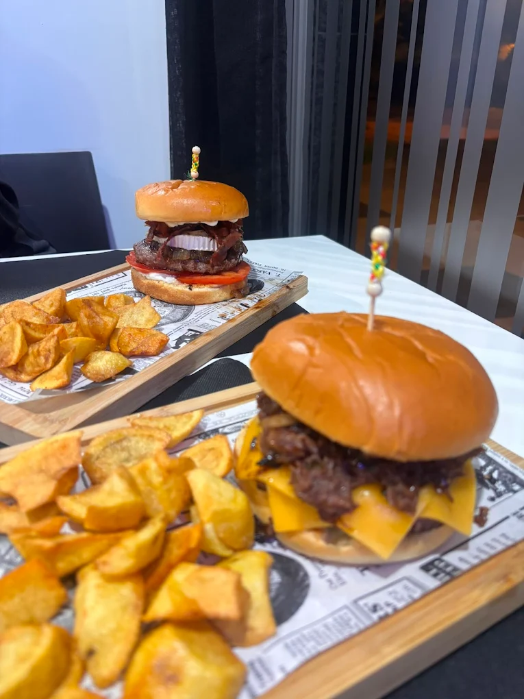 Hamburguesas caseras con patatas gajo en Black&White Zabalgana
