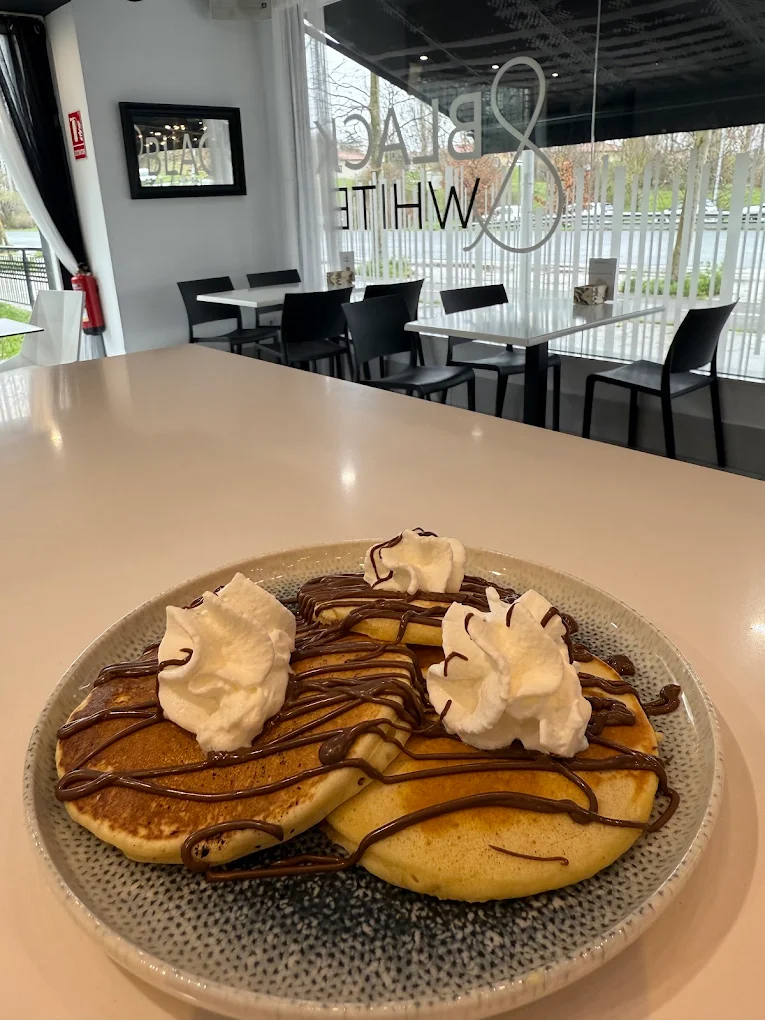 Tortitas con chocolate y nata — brunch Vitoria-Gasteiz
